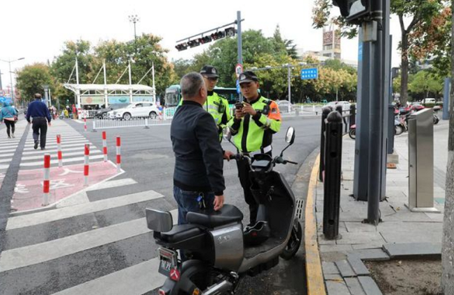 电动车无证驾驶怎么处罚骑电动车会被吊销驾照