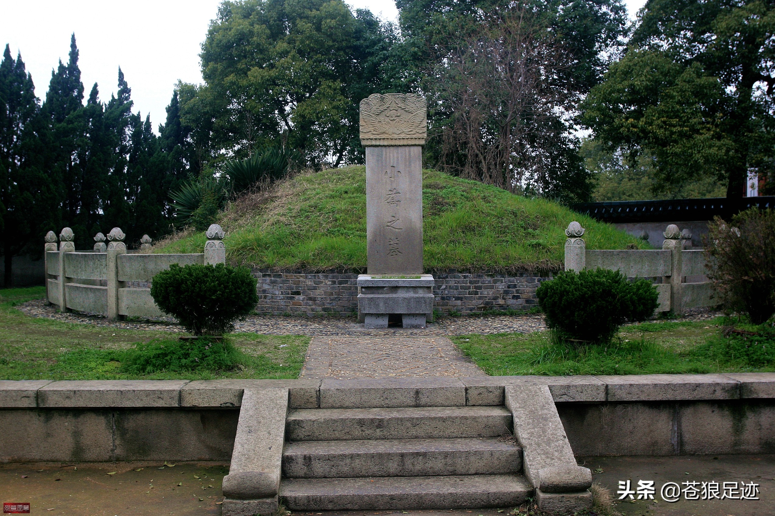 宋庆历四年(公元1044年,滕子京被贬至岳州,当时的岳阳楼已坍塌,滕子