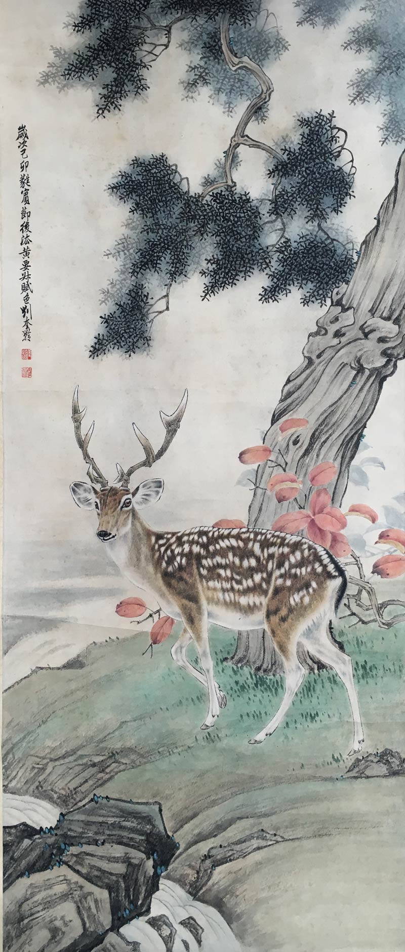 的朋友都知道,三味书屋挂着一副古画:古树下伏着一只肥大的梅花鹿