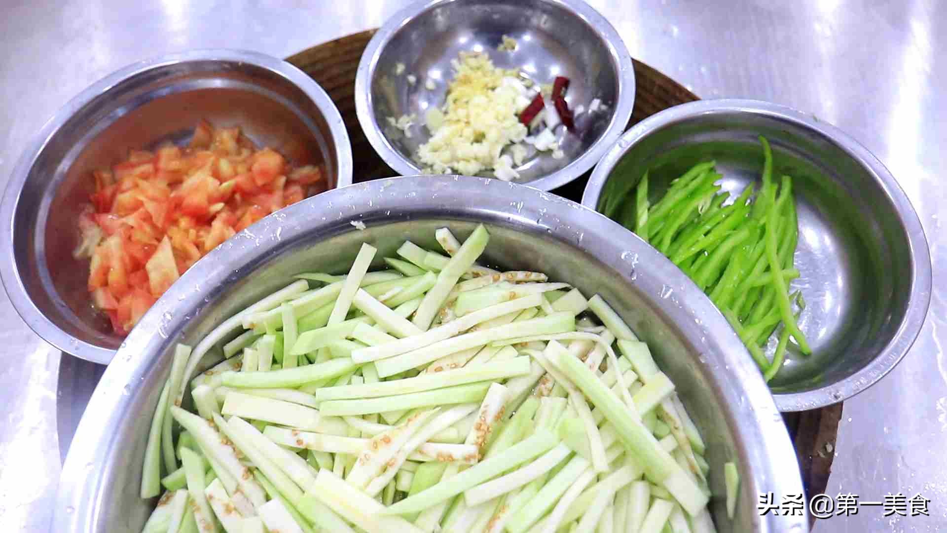 青椒炒茄子做法（米饭杀手简单几步，教你做青椒炒茄子）