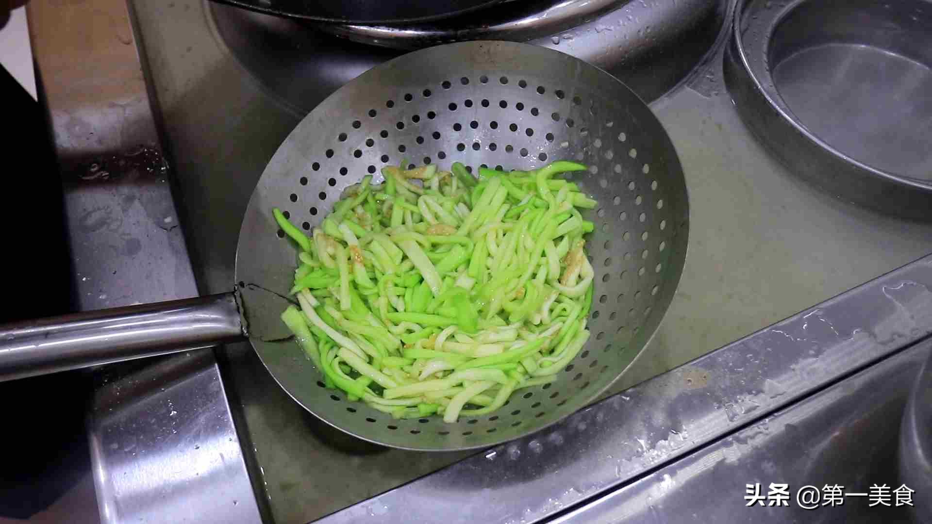 青椒炒茄子做法（米饭杀手简单几步，教你做青椒炒茄子）