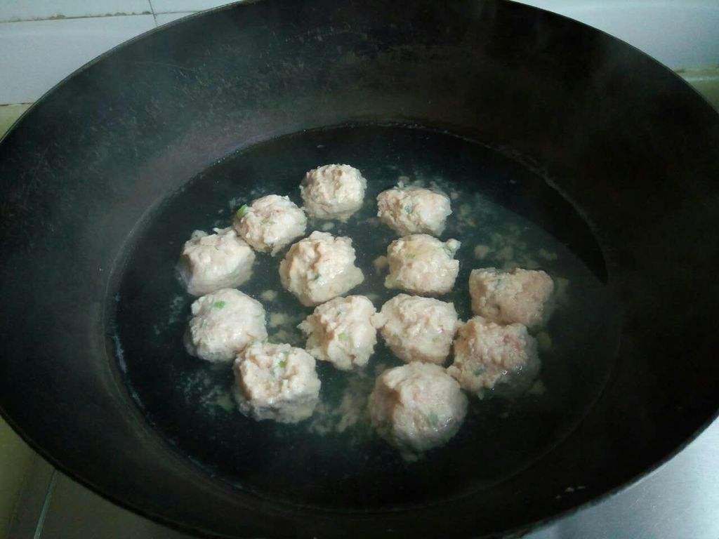 酸辣丸子汤的做法（七步教你做出开胃解馋的酸辣丸子汤）