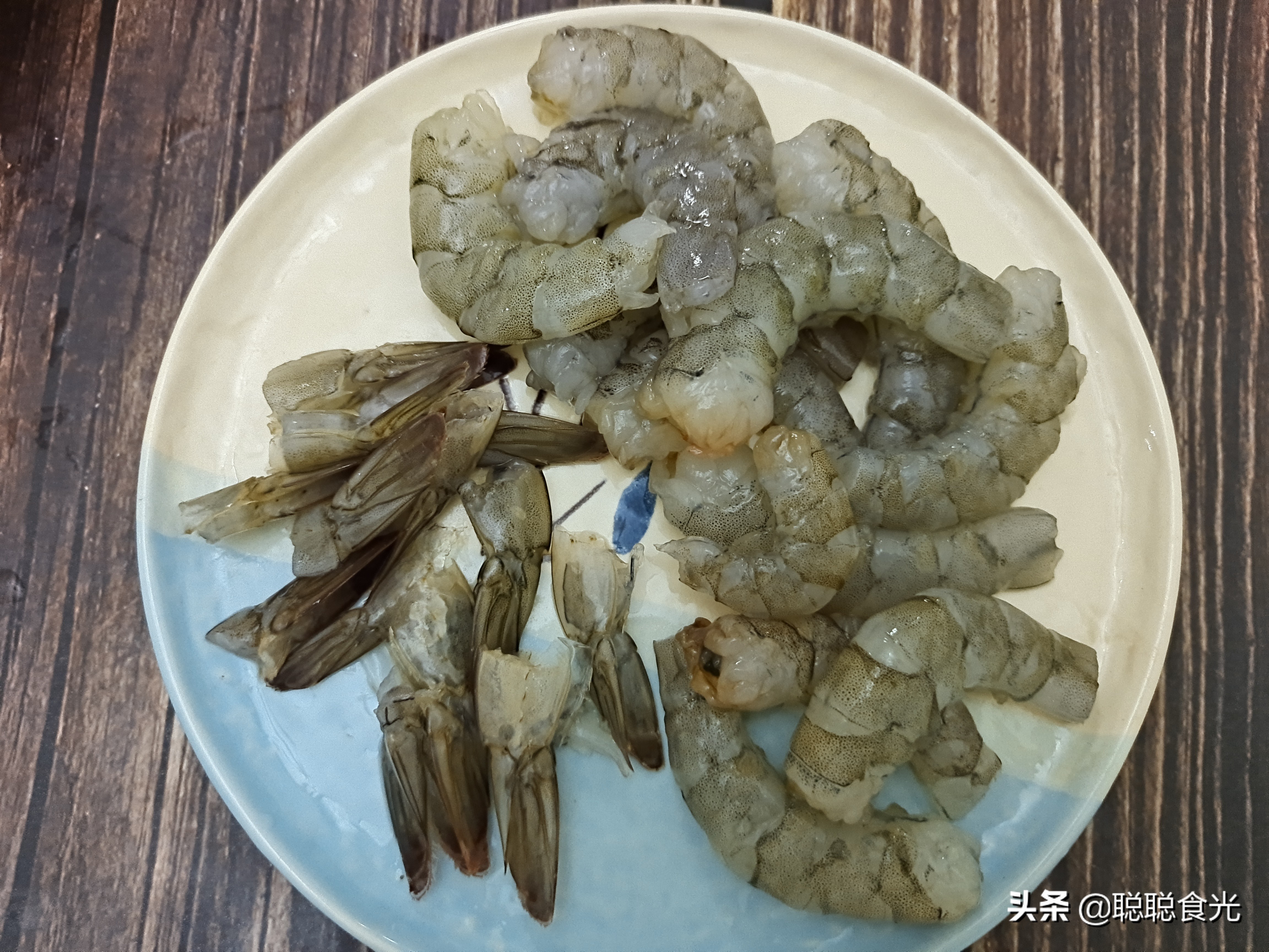 炸虾球的家常做法（九步做出美味的芝士虾球）