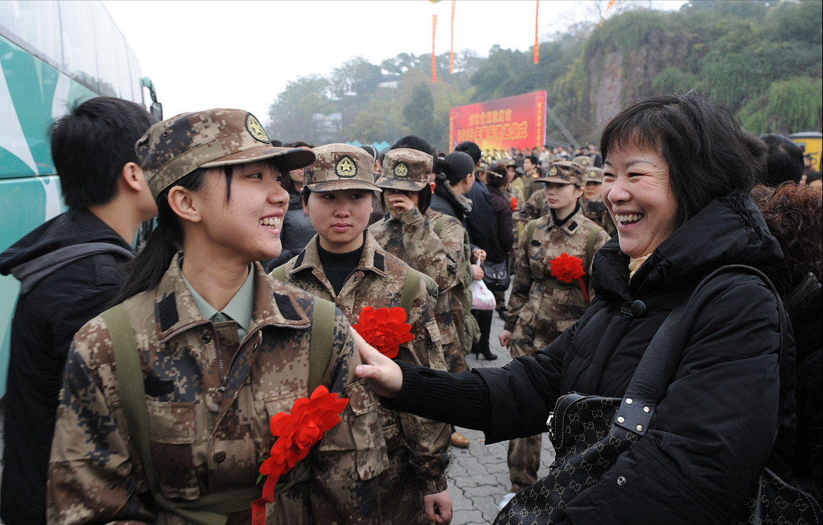 女生大学生当兵好吗女大学生21岁报名当兵