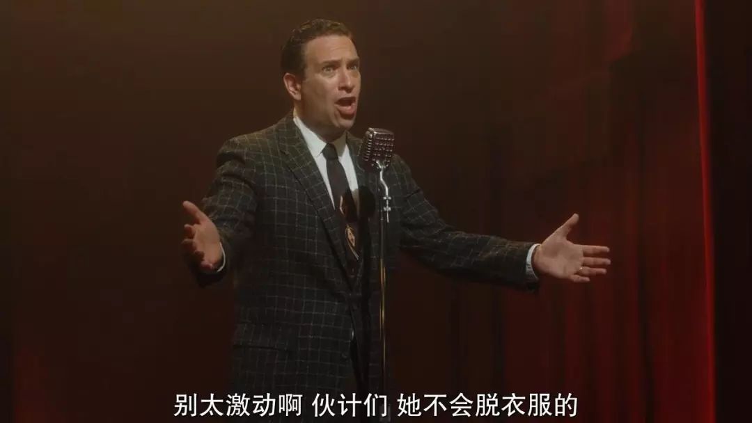 而且在她前面登场的男性脱口秀演员,更是对她冷嘲热讽,拿她取乐.