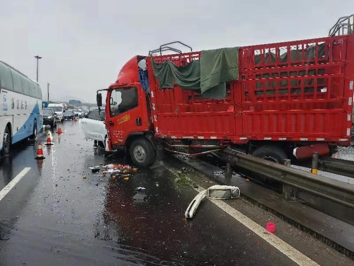 绍兴高速车祸三车相撞两人受伤今天高速公路上的这起事故缘何而起