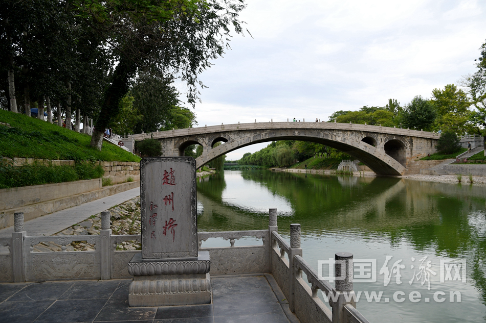 赵州桥又名"安济桥,是一座弧形单孔石拱桥,位于河北省赵县城洨河上