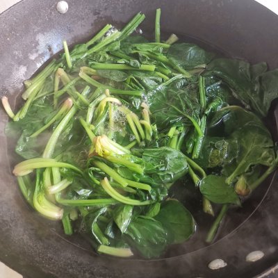 芝麻菠菜家常做法（6步做出鲜美好吃的芝麻菠菜）