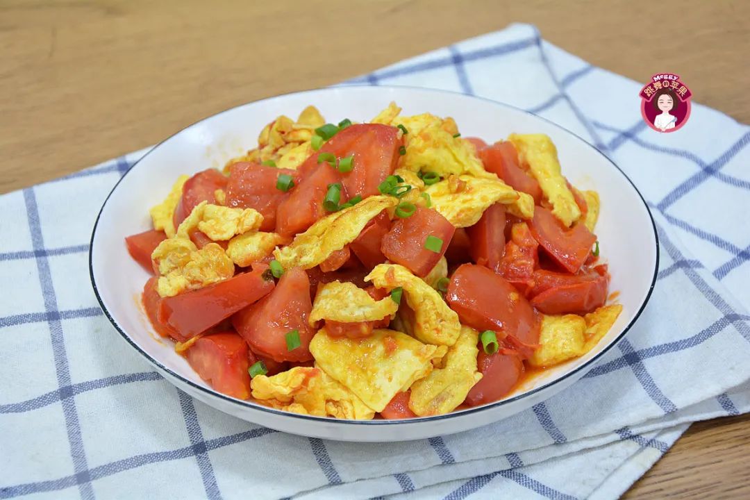 西红柿炒鸡蛋怎么做好吃（西红柿炒鸡蛋：百吃不厌，好吃好做又开胃）