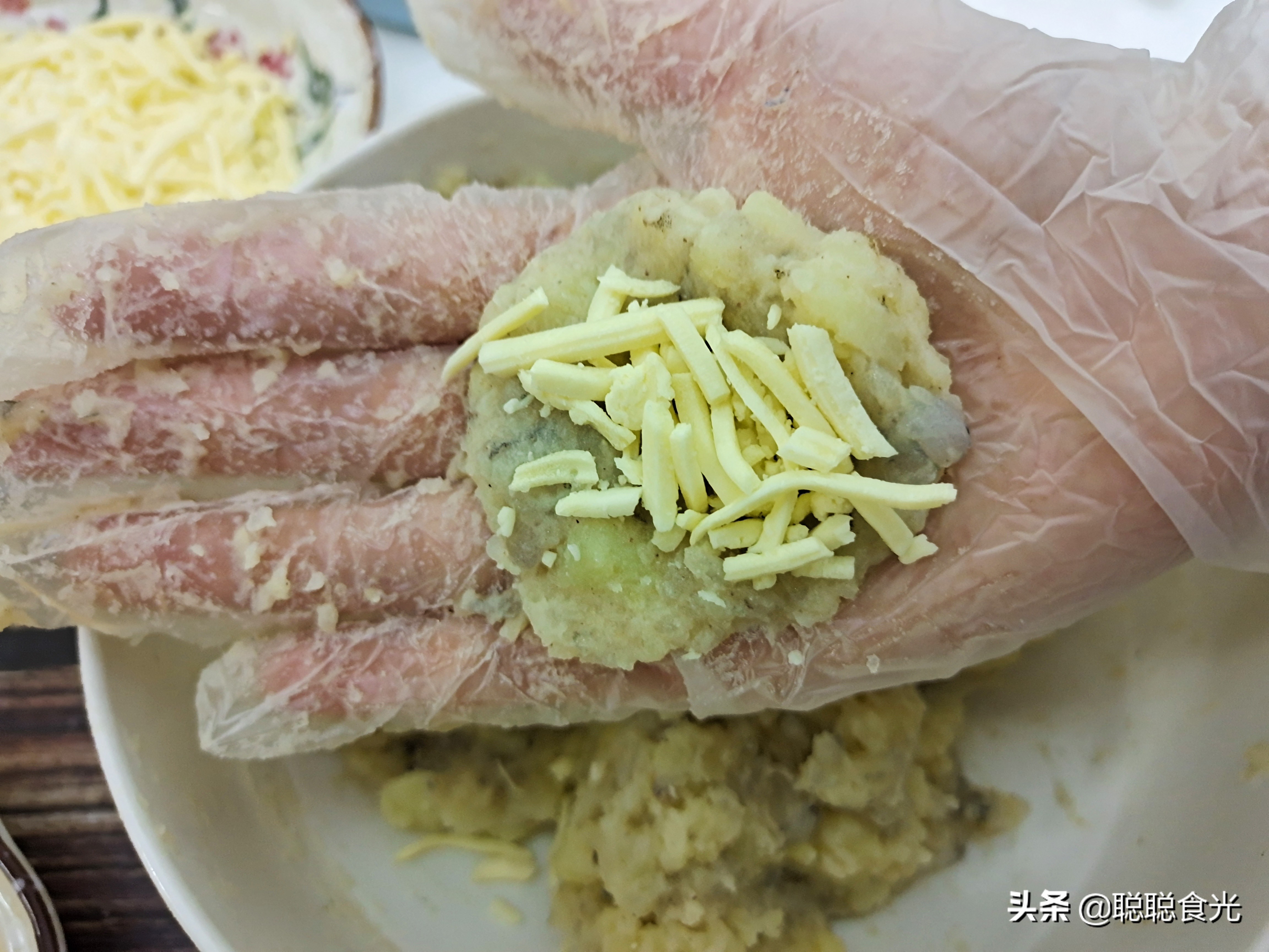 炸虾球的家常做法（九步做出美味的芝士虾球）