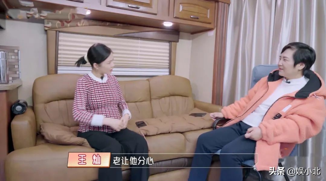 作为素人,王灿的颜值很高,但是相比杜淳的明星前任们,王灿的各方面