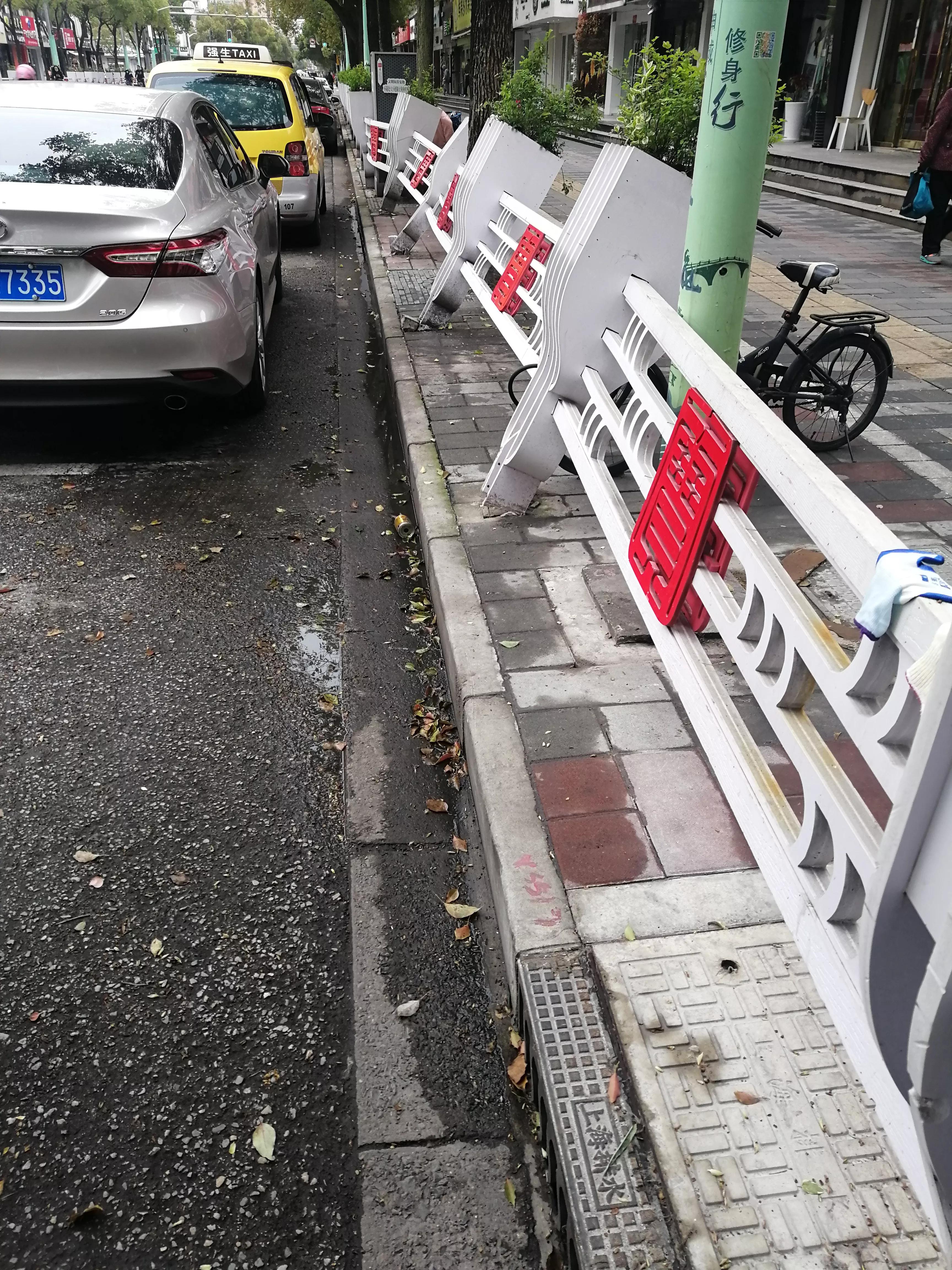 人行道新型环保“纸”护栏？