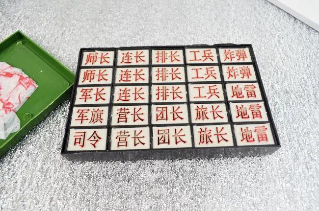 军棋的棋子每方各有25个,分别为军旗,司令,军长各一;师长,旅长,团长