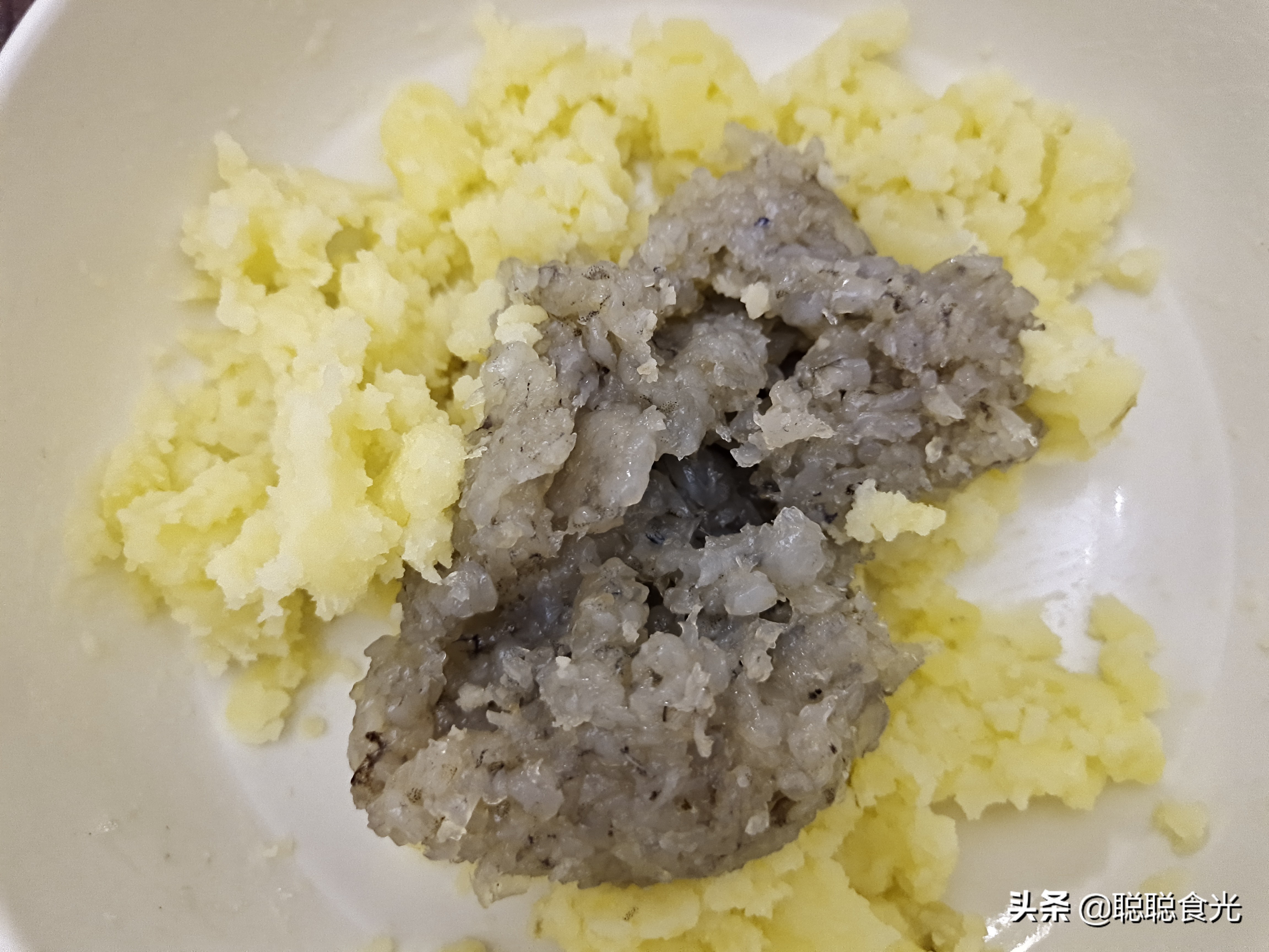 炸虾球的家常做法（九步做出美味的芝士虾球）