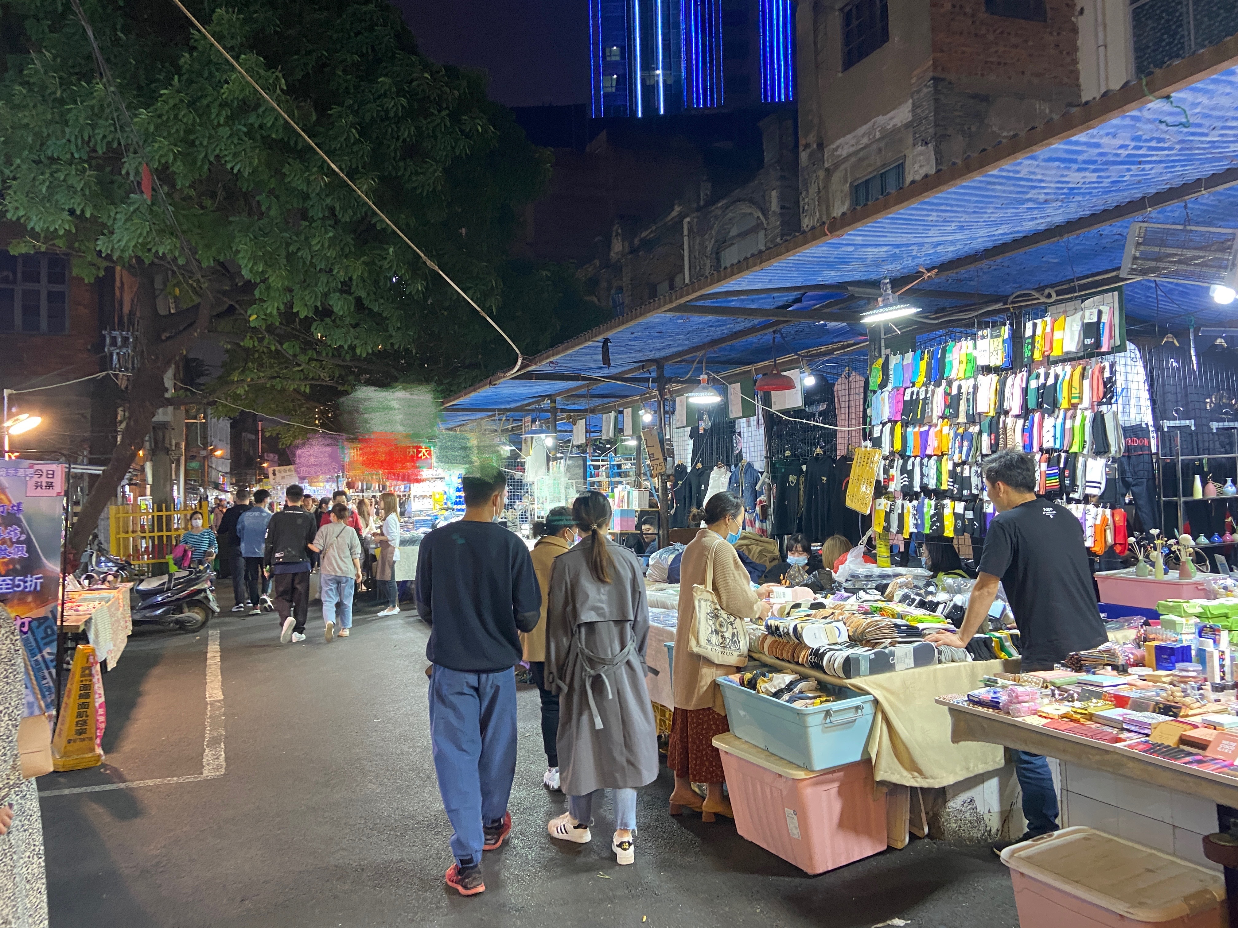 南宁人从小吃到大的美食街,极具老南宁的市井烟火气,就在市中心