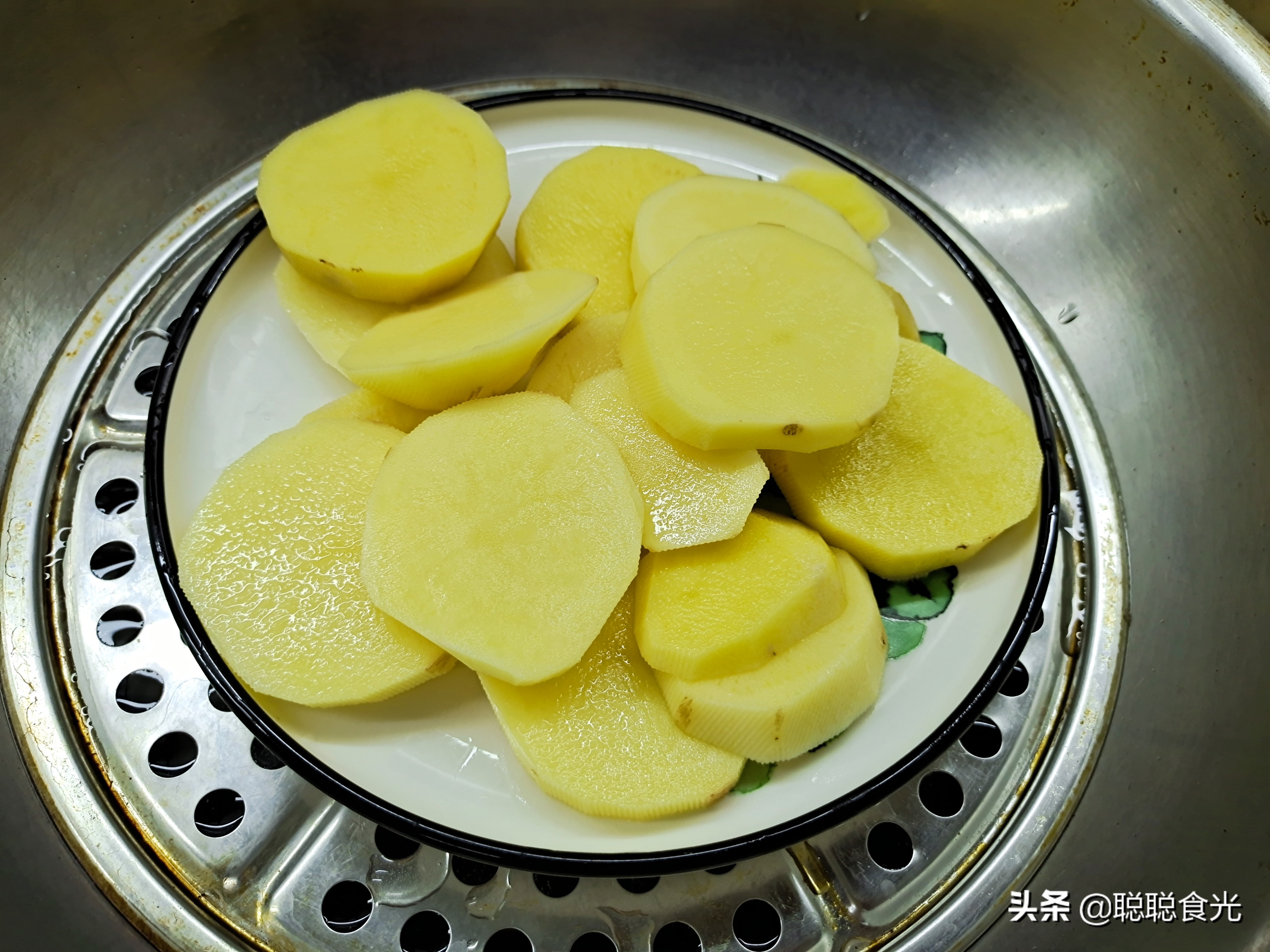炸虾球的家常做法（九步做出美味的芝士虾球）