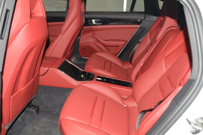 内饰颜色为红色本次拍照的实车图片为:2021款 保时捷 panamera 4s 2