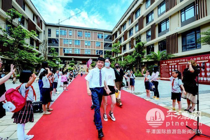 毕业餐会,毕业相册…在今年的毕业季里,实验区各大学校为送别学生