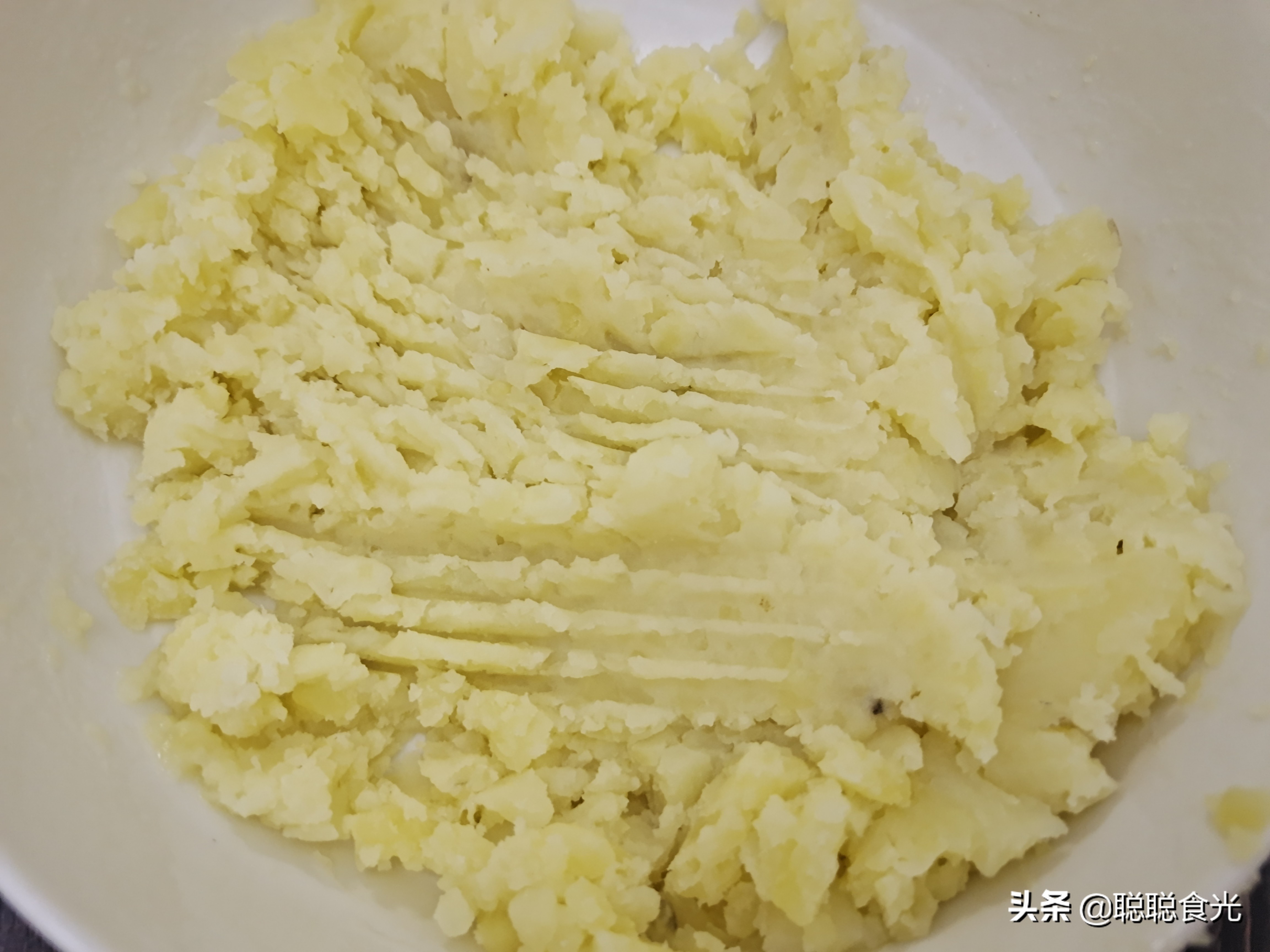 炸虾球的家常做法（九步做出美味的芝士虾球）