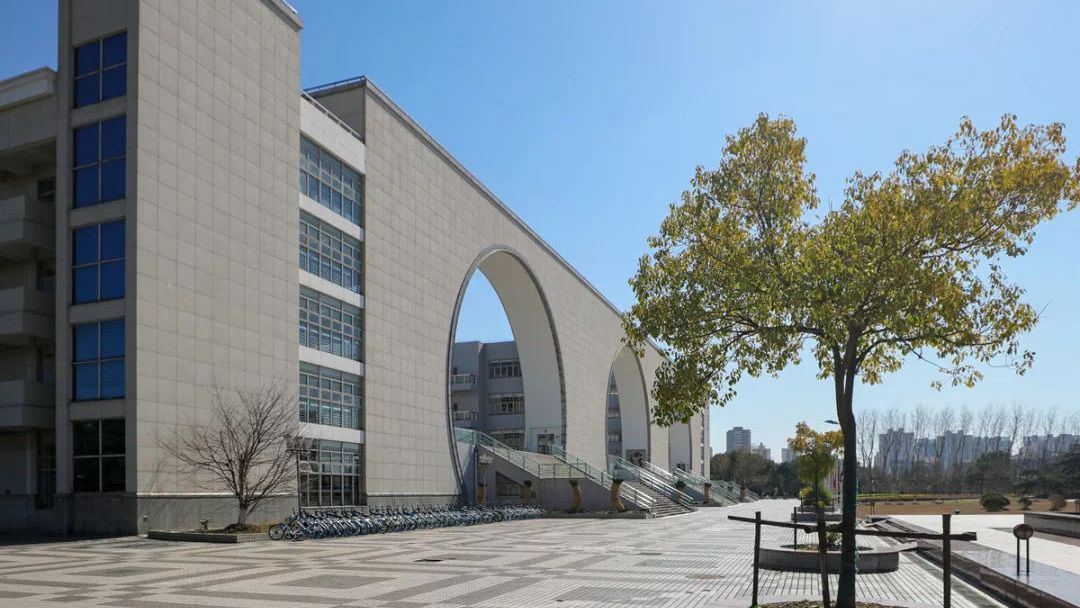 是以原上海外国语学院外贸外语系6个语种为基础创建,在教育部第四次