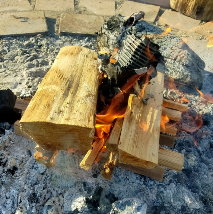 野营技能！生火时不使用助燃剂，只要纸板箱，享受冬天篝火的温暖
