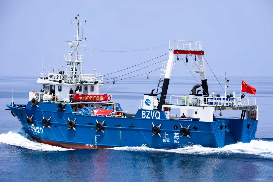 岳阳舰护航中国籍远洋渔船安全通过亚丁湾