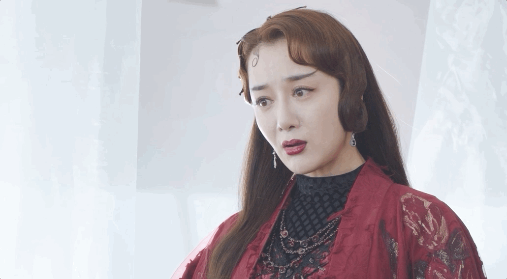 好在李依晓还是很有演技的,网剧《司藤》中,她饰演的白英又尖锐又疯癫