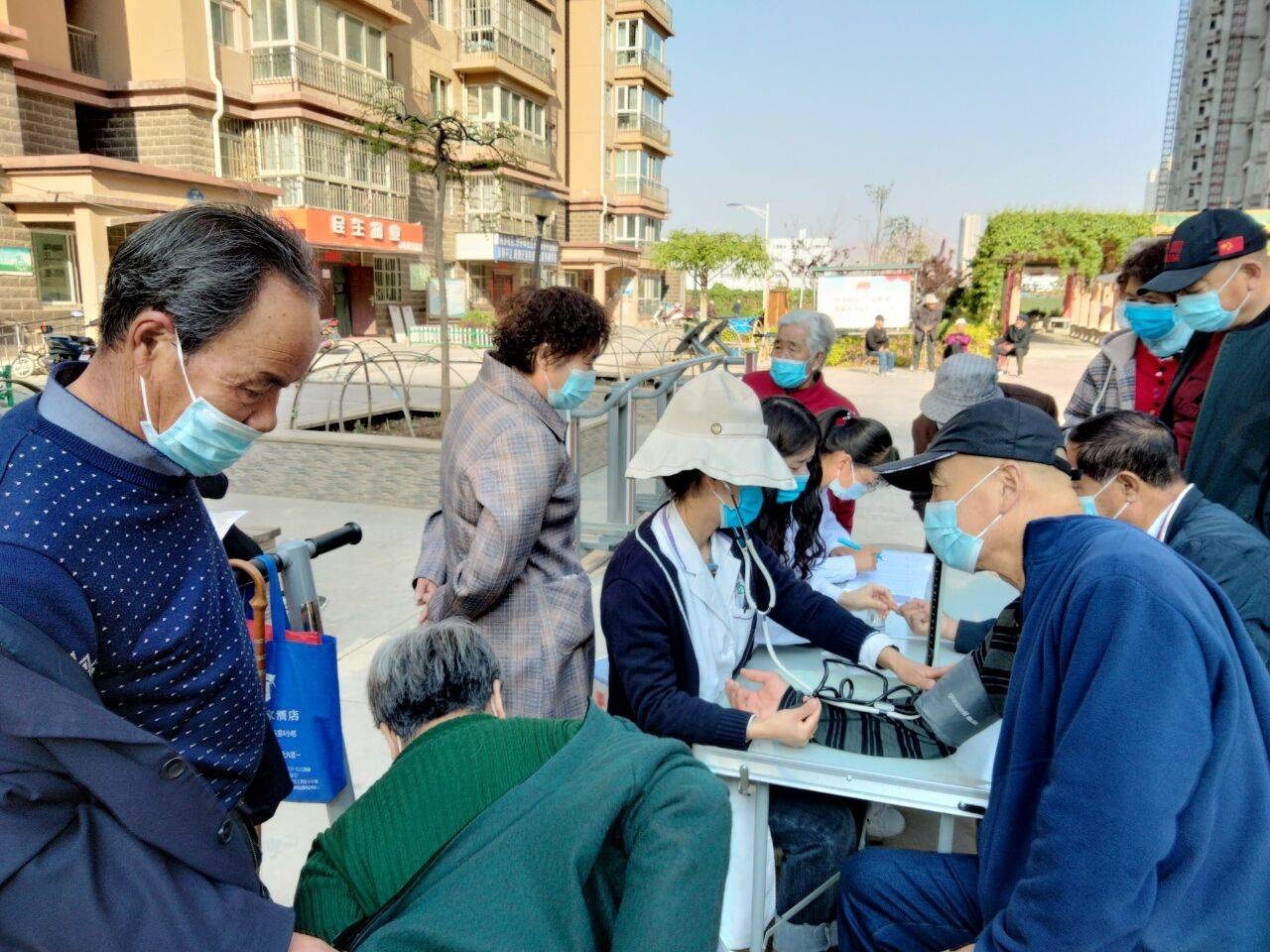 沙井驿街道西沙社区社工委开展服务百姓健康义诊志愿服务活动