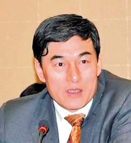 后来解直琨又搞过服装,水泥,养殖,和储木等生意,就是收购红松木.
