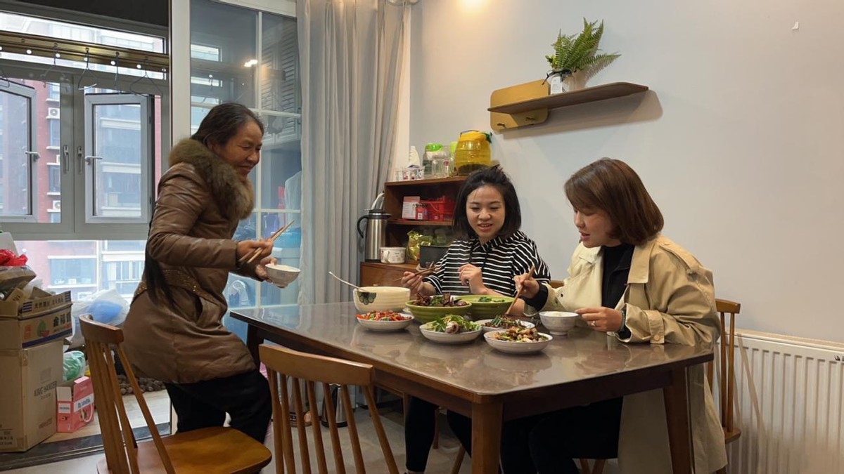 曾庆娇与小女儿(陈贵萍,大女儿(陈月萍)共进午餐深圳有个网友看到后