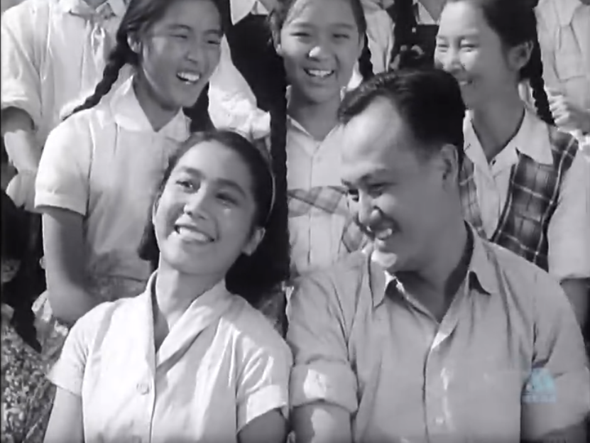 1948年,17岁的王蓓从南京师范学校毕业后,在著名演员赵丹等人的引领下