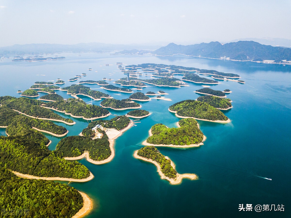 抵达武宁后,乘游艇前往庐山西海观湖岛景区参观.