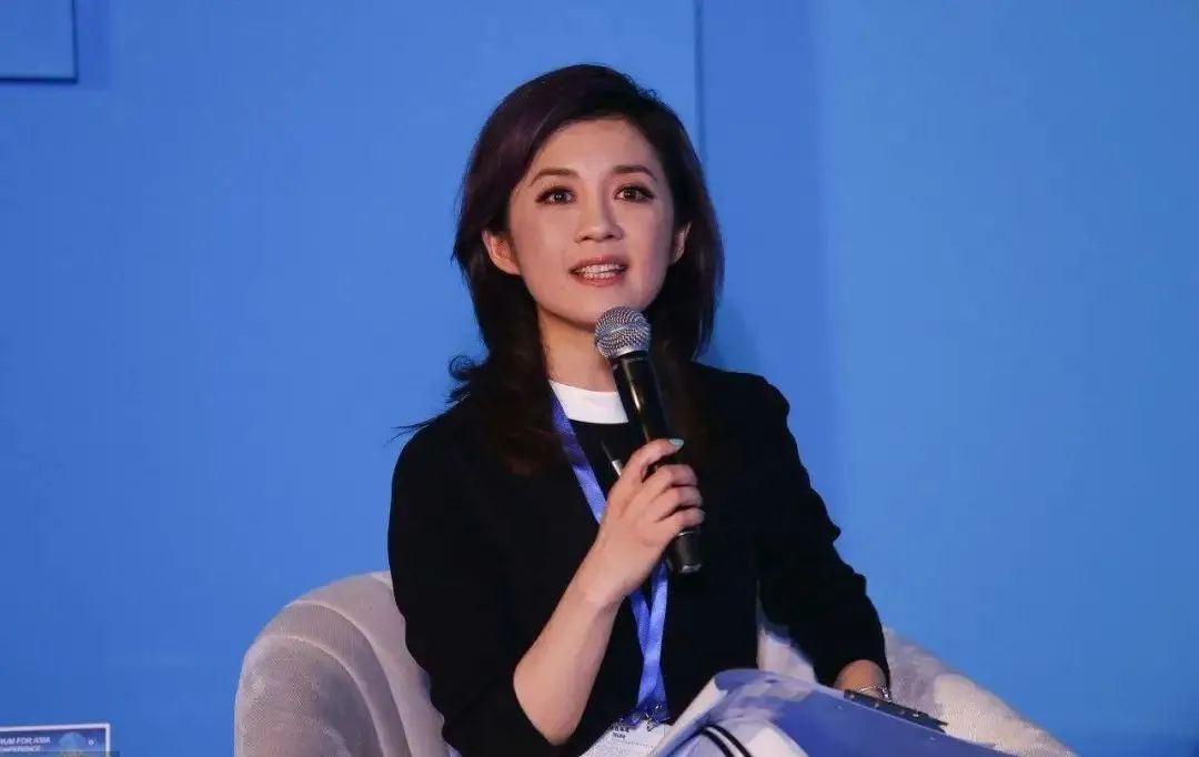 "在《锵锵三人行》里,她自曝家里的钱都是自己挣的,家庭开销都是花她