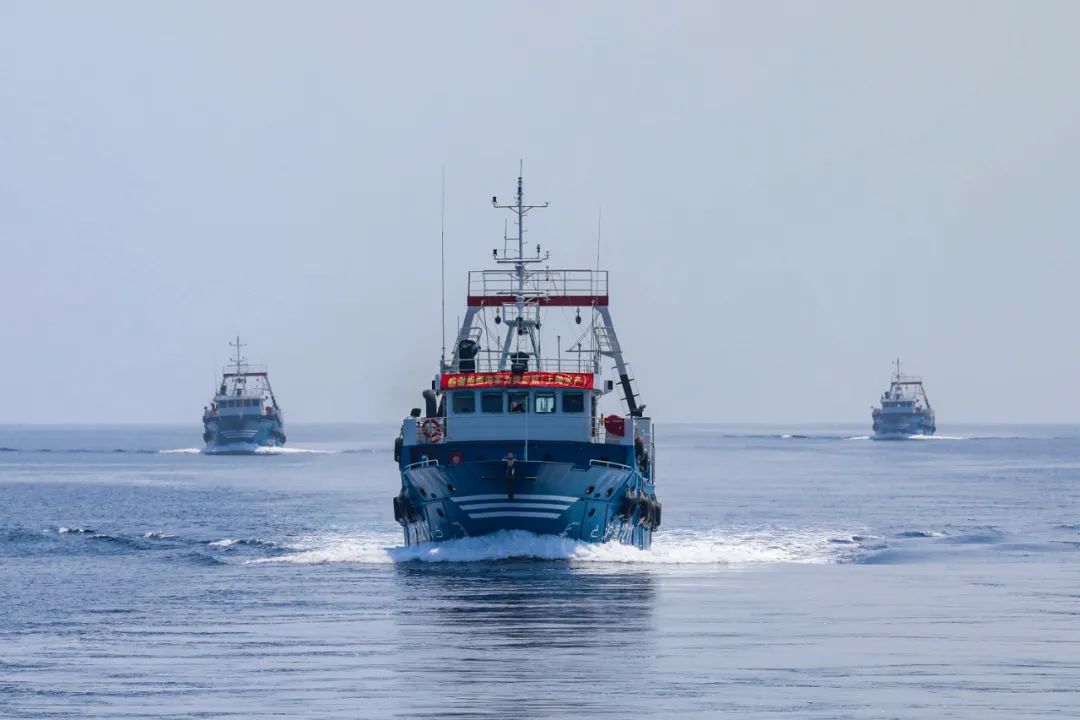 岳阳舰护航中国籍远洋渔船安全通过亚丁湾