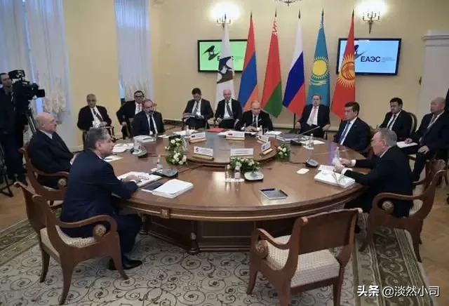 美国搬起石头砸了自己的脚，欧美国家对俄罗斯大肆抢劫让一些国家开始储备人民币