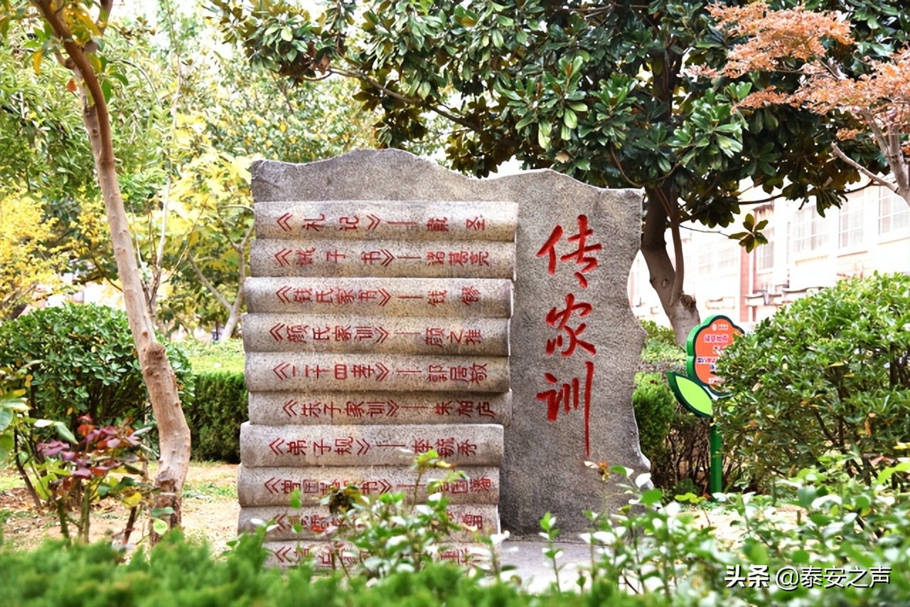 "整个广场以廉洁文化为主题,将勤廉,家风等元素植入其中,寓情于景,寓