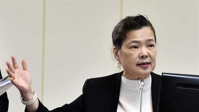 但台湾一些官员的表态,真的是让大陆人忍无可忍,不骂不行。5月4日,民进党“立委”陈亭妃在质询台经济主管部门负责人王美花时提到了价格问题,王美花回应道,有人在境外买到非常便宜的,外馆有提到,确实都是来自大陆制的快筛剂。