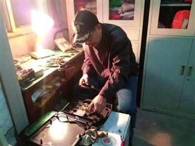 邯郸小家电维修 点赞！邯郸一七旬老人义务为居民修电器