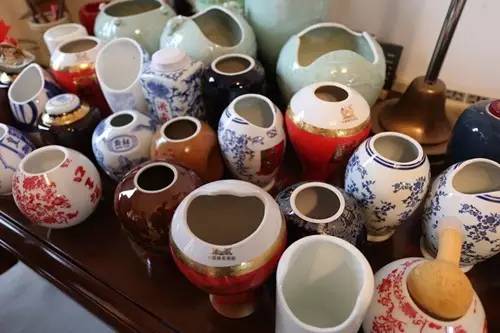 看看花友们都是用什么工具制作酒瓶花盆的:酒瓶相信各位都见过,可以家