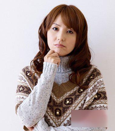 中年人圆脸斜刘海烫发发型这是大卷烫发发型中的一款,中年人适合的梳