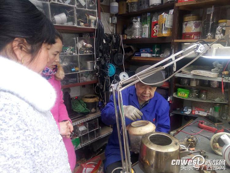 老的家电维修党员 身边活雷锋 渭南七旬老党员街头义务修家电