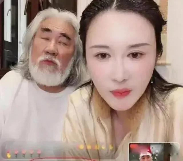 Du Xinglin led Zhang Jizhong to live stream the goods late at night ...