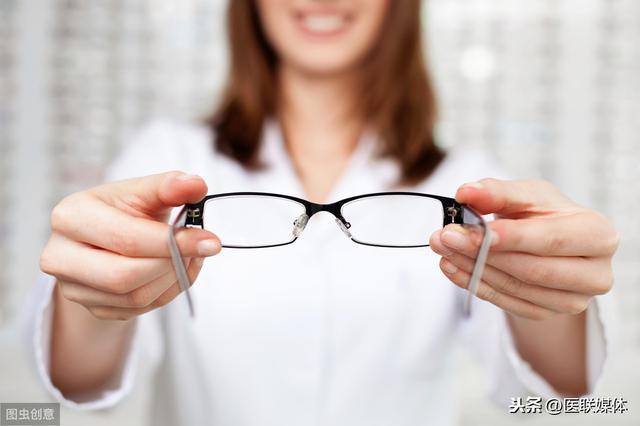 隐形眼镜的佩戴方式和注意事项，使用隐形眼镜要当心