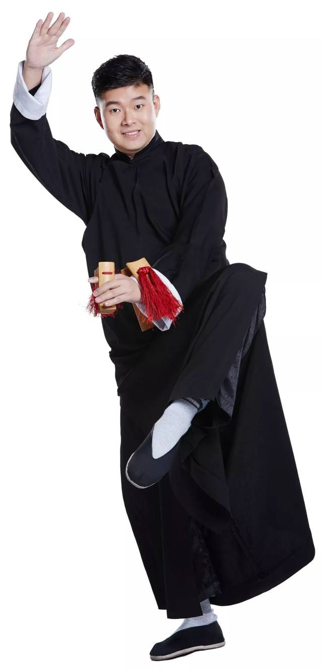 毕竟论颜值,孔云龙在德云社也是排到了前几名的.