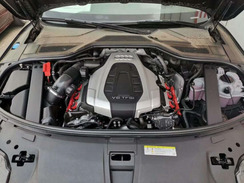 奥迪a6发动机看着很高档的感觉呀真干净