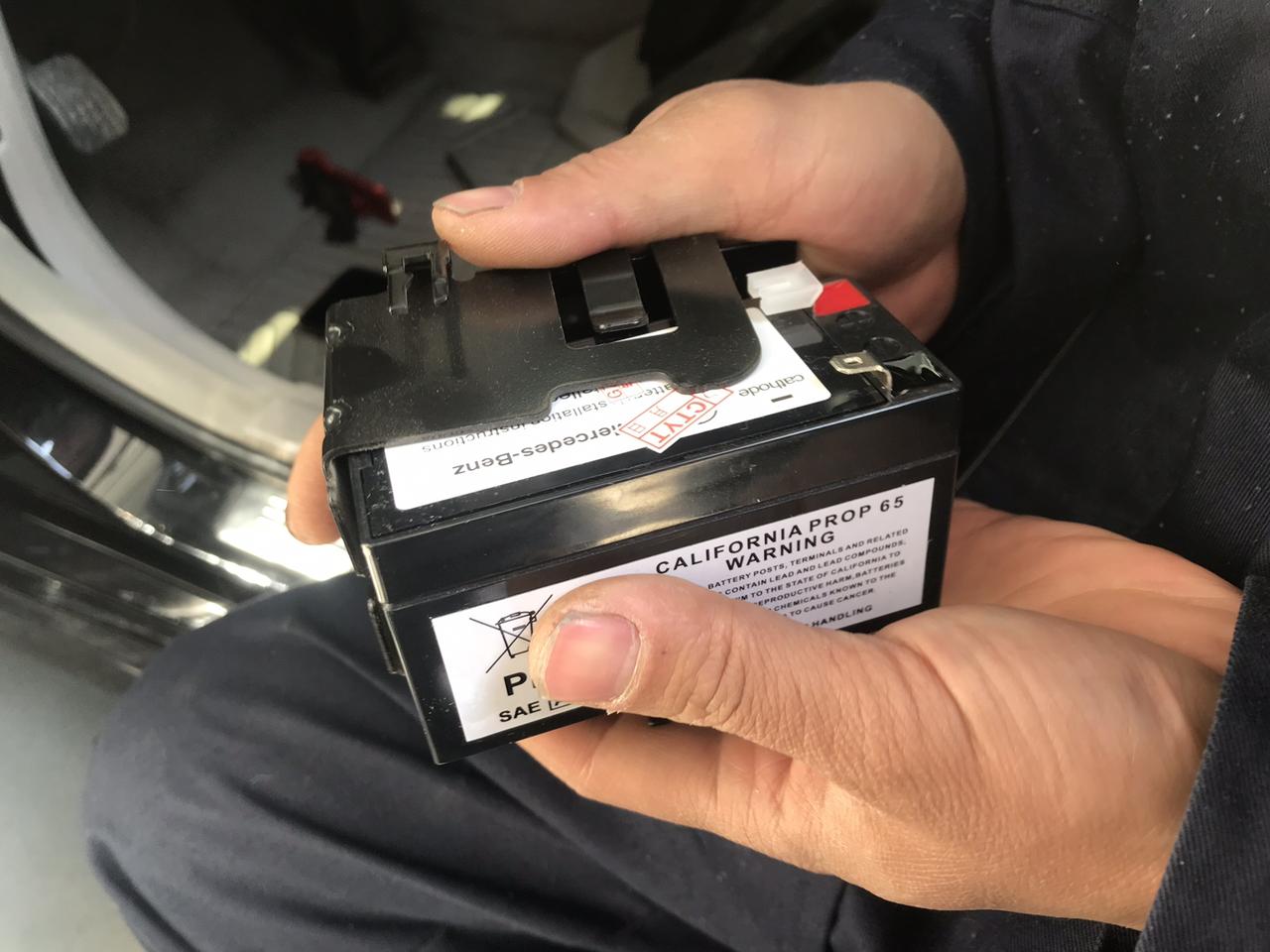 212奔驰e300换个小电瓶