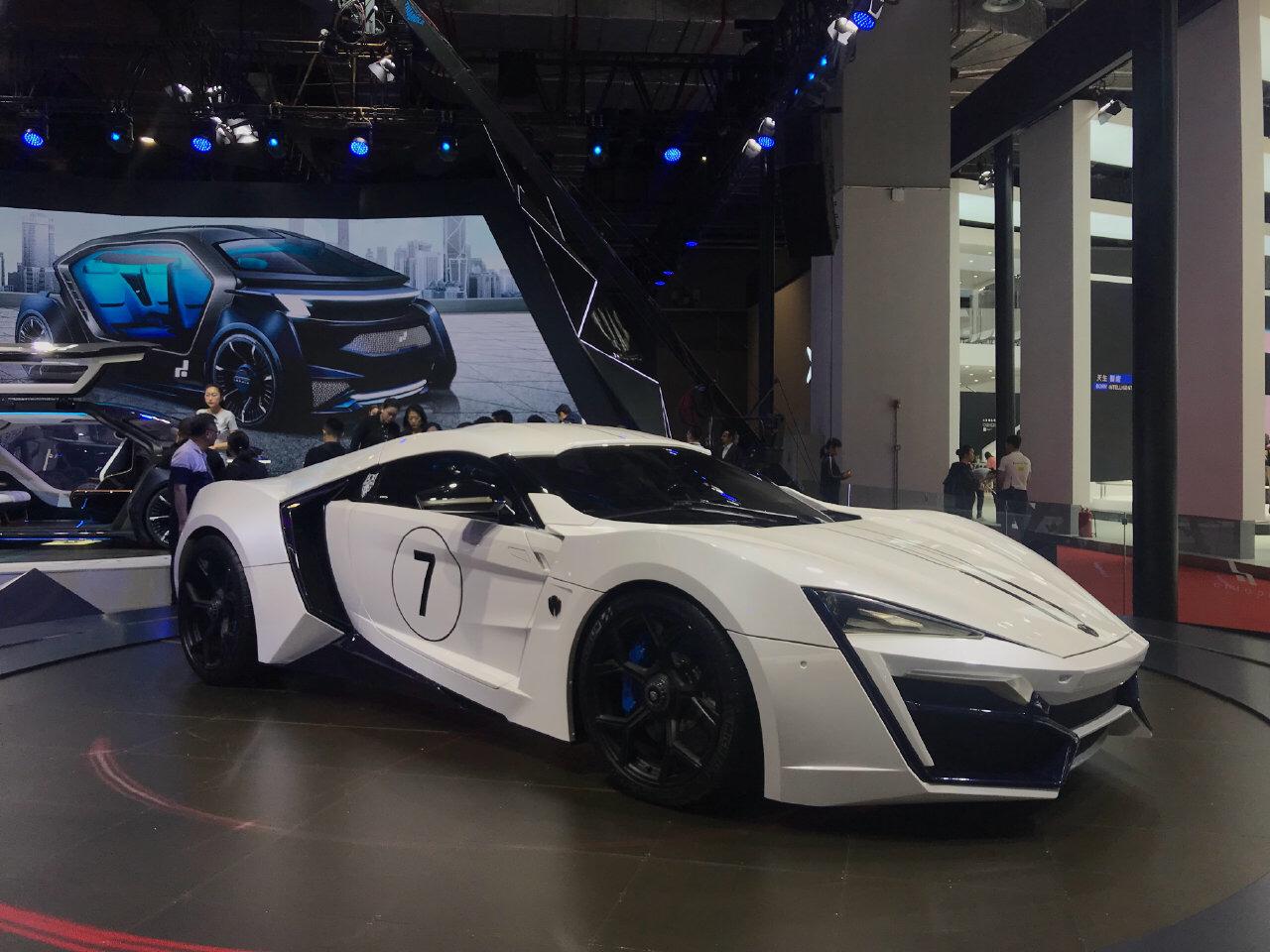 莱肯超跑,最后那个人是谁?有人知道吗__懂车帝