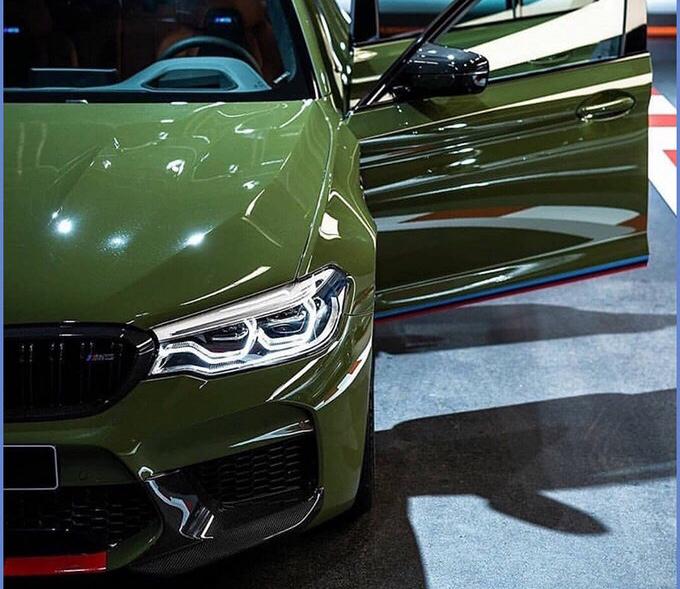 比奔驰e级快,这颜色也少见】近日宝马m5现身海外地区,专属的军绿色车