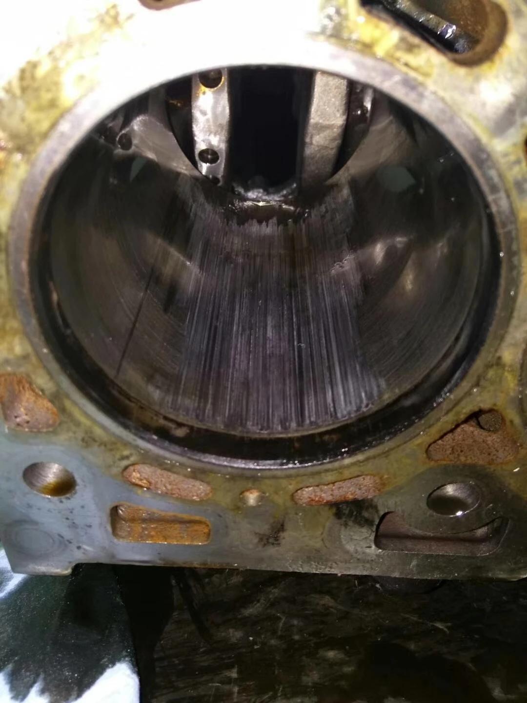 发动机拉缸是指气缸内壁在活塞环的运动范围内出现明显的纵向