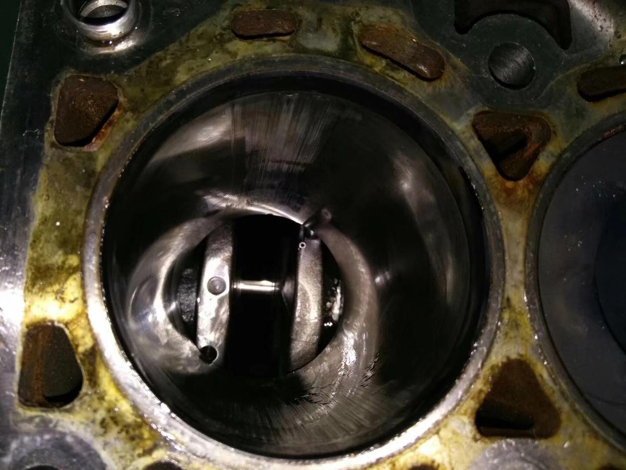 非常罕见拉缸了的汽车发动机,后果很严重 一,何为发动机拉缸